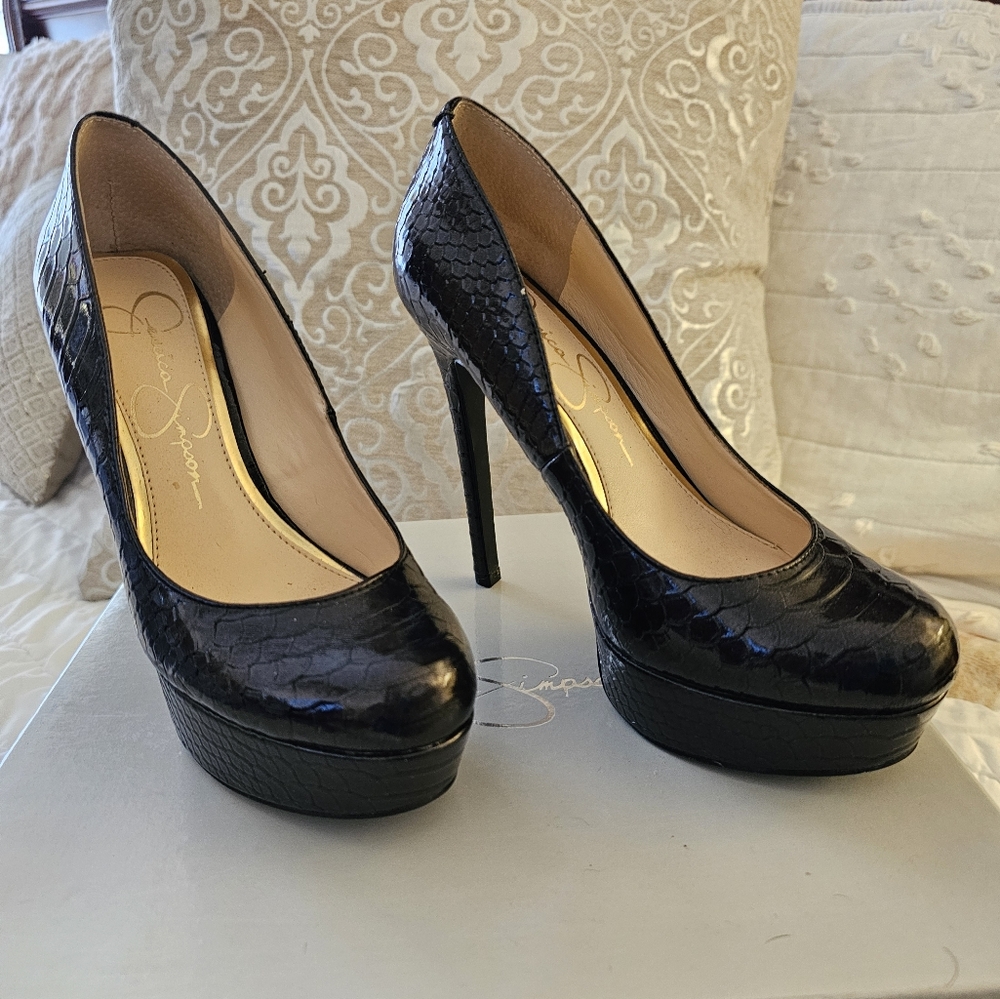 Jessica Simpson Sandrah style.